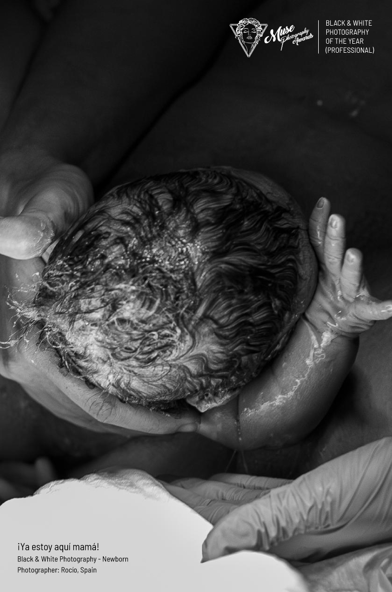 2025 MUSE Black & White Photography of the Year (Professional)- ¡Ya estoy aquí mamá!