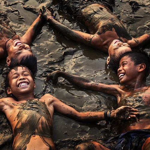 MUSE Photography Awards Platinum Winner - Happy life by Aung Chan Thar