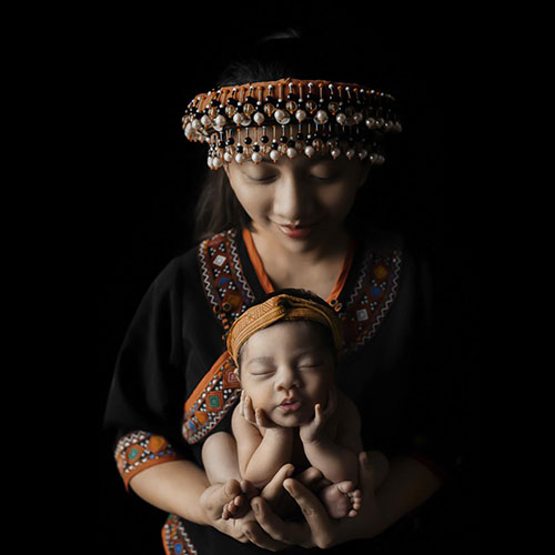 MUSE Photography Awards Gold Winner - The Apple of Mother's Eye by Wen Huan Huang