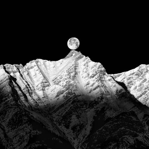 MUSE Photography Awards Platinum Winner - Moon Summit by Lee Nordbye 
