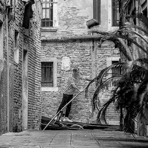 MUSE Photography Awards Silver Winner - Rowing between the streets in Venice by Kamil Knychalski