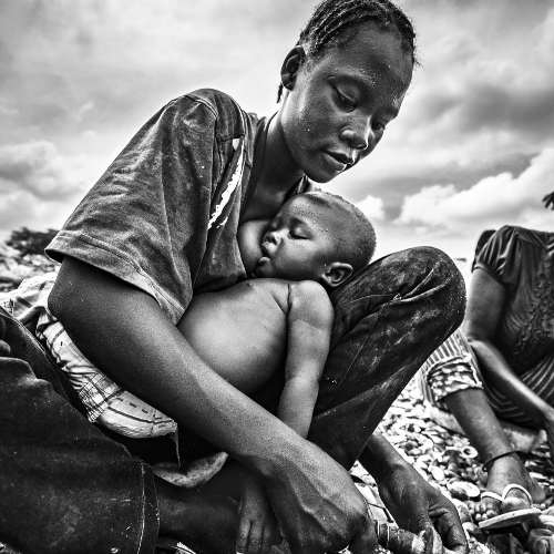MUSE Photography Awards Platinum Winner - The meaning of being mother by João Coelho
