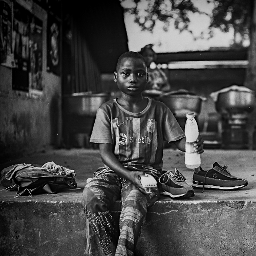 2026 MUSE Photography Winner - the shoeshiner by Philipp Schmieja
