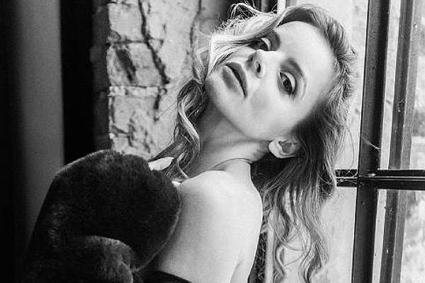 Jarek Czyz Captures Gold with Striking Black and White Boudoir Photography!